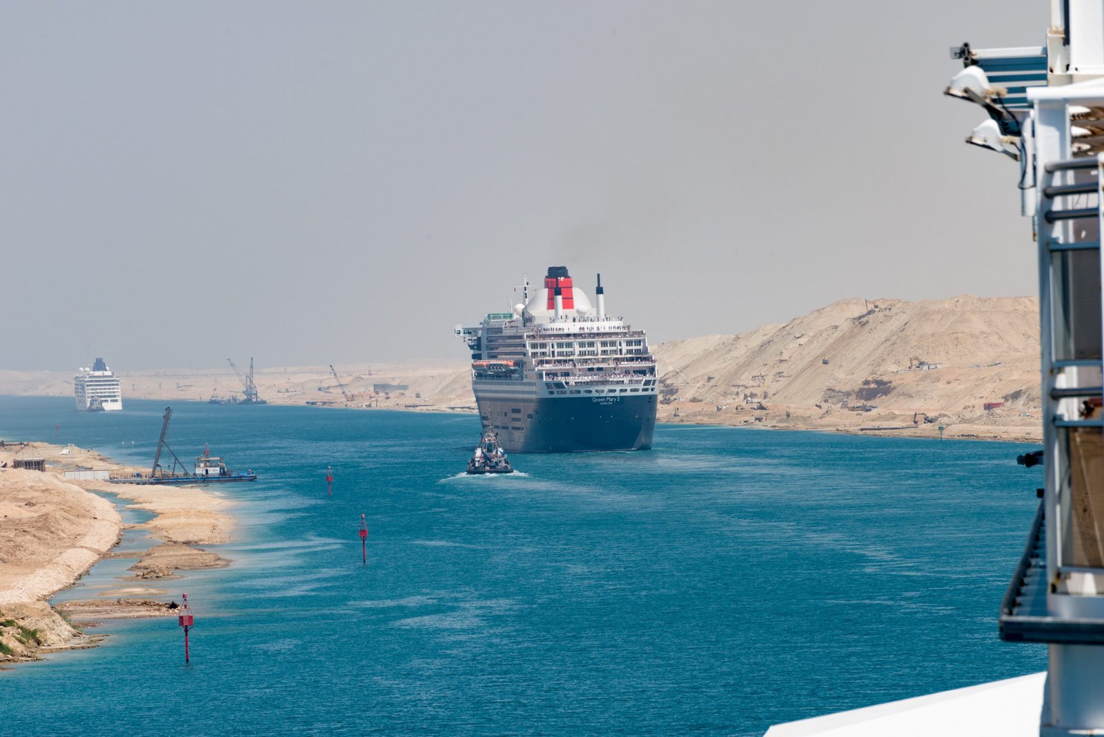 Проход через суэцкий. Суэцкий канал Египет. Суэцкий канал круизный лайнер. Фото Суэцкого канала в Египте.