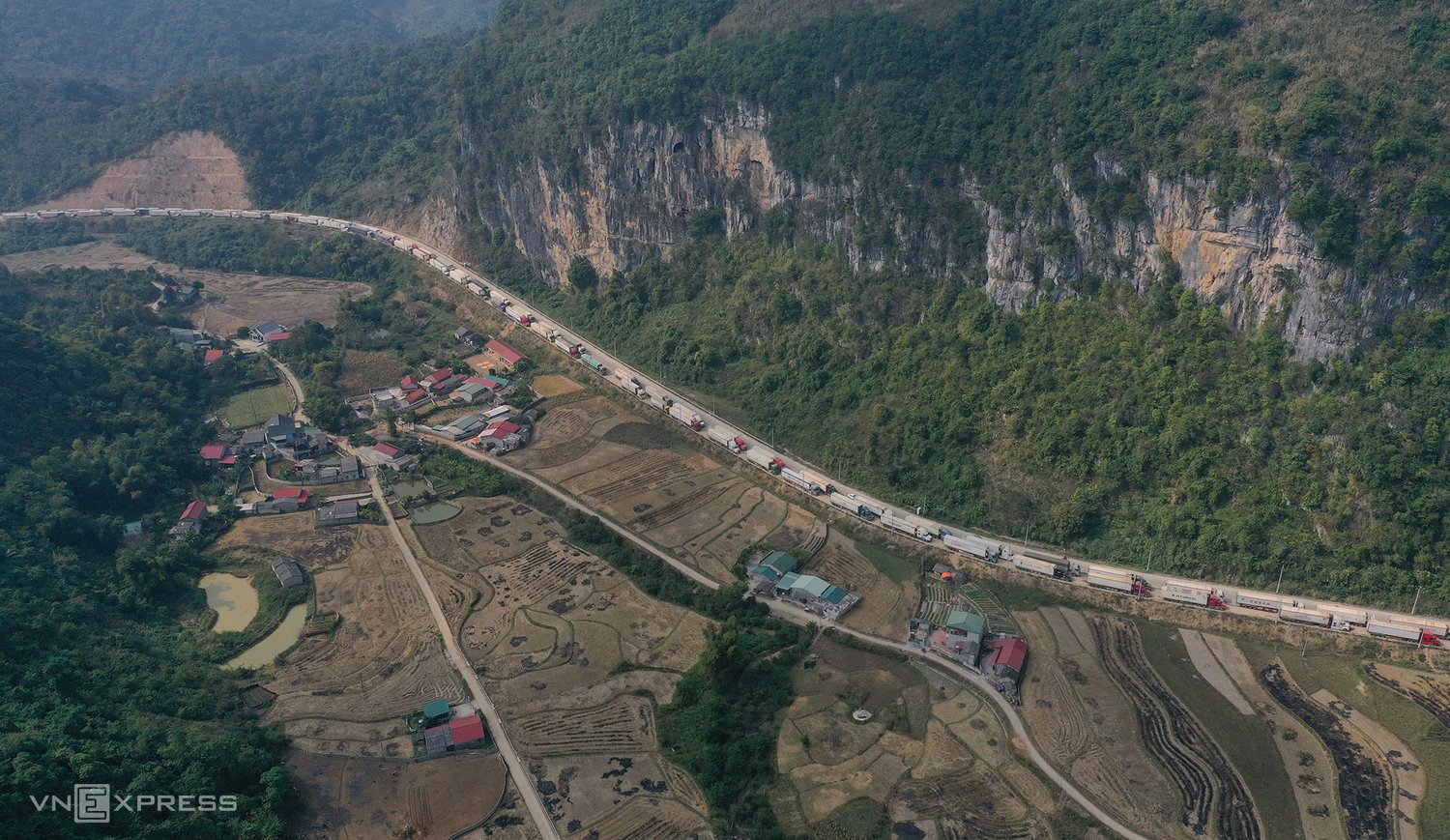 Dọc quốc lộ 1A từ TP.Lạng Sơn lên cửa khẩu Tân Thanh, hàng trăm xe chở hàng nối đuôi nhau chờ vào bến xe